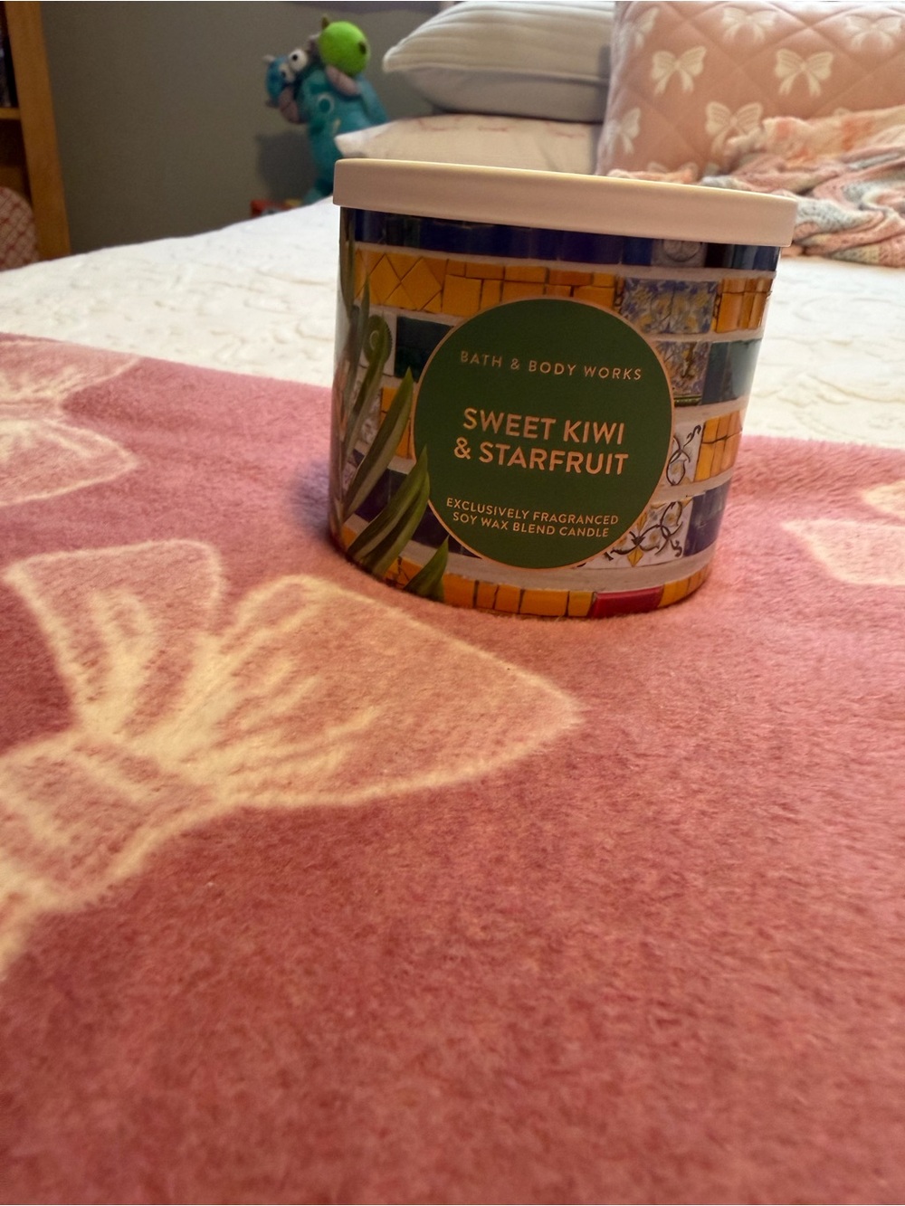 Bath & Body Works Sweet Kiwi & Starfruit Candle - Green, Yellow, Blue